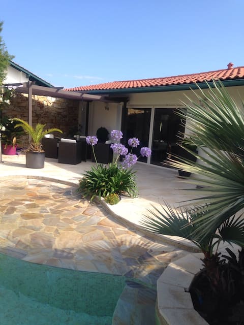 2 bedroom house - heated pool - between sea/mountain