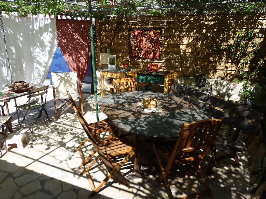 Terrasse ombragée avec son BBQ
