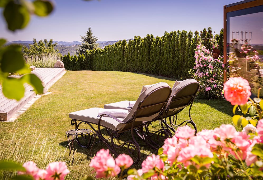 eigener Outdoor Wellnessbereich mit Saunahaus, Naturschwimmteich und Whirlpool