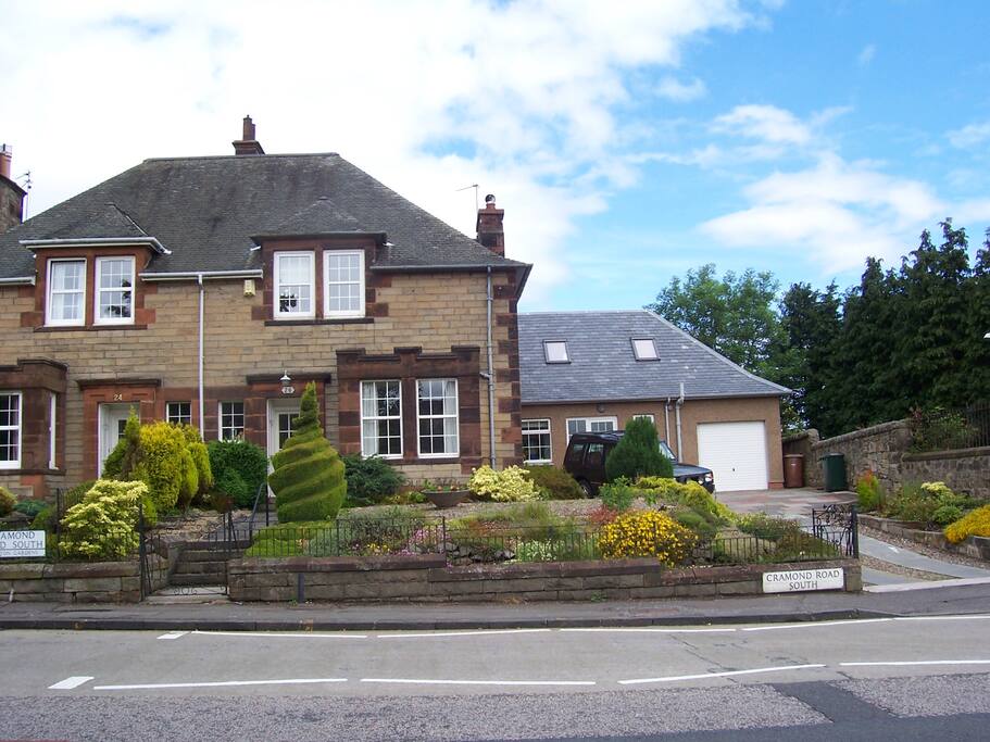 Double Room in Comfortable Family Home Houses for Rent in Edinburgh