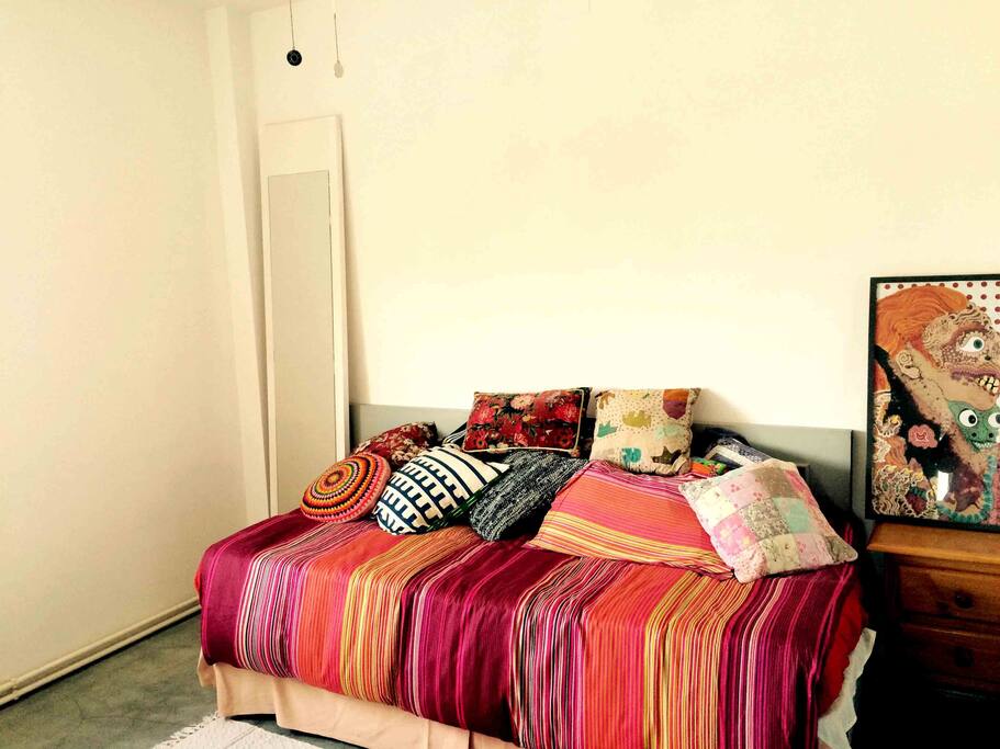 Habitación luminosa y divertida.
Individual o doble.
