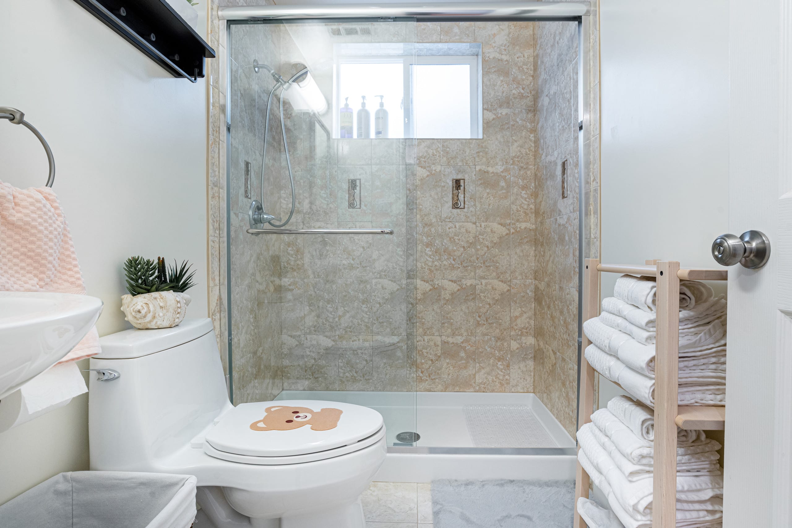 Relaxed 3B/2Ba Home with Private Parking - Image 12