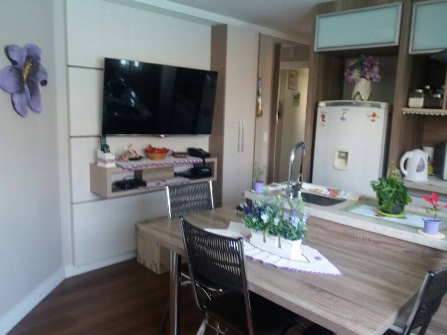 Sala com TV por assinatura e Wifi
