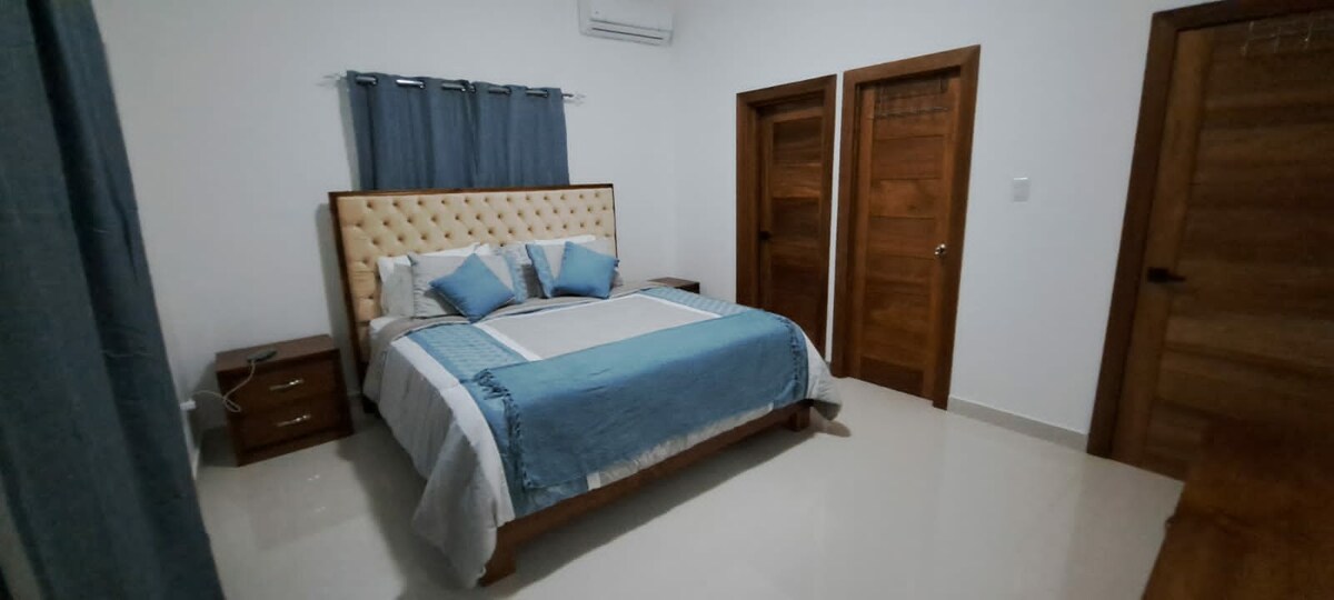 ห้องนอนใหญ่พร้อมห้องน้ำในตัว 