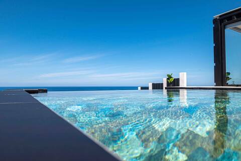 Shalom on the Cliff (White) Luxury Suite