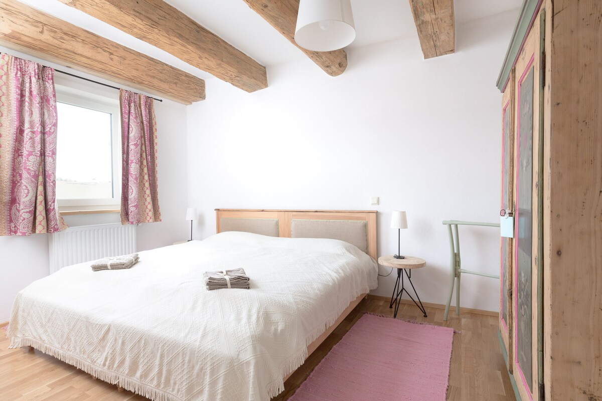 חדר שינה ,מיטה בגודל 200x220 ס"מ.