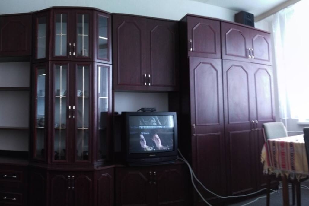 TV se settopboxem pro příjem základní nabídky programů.
