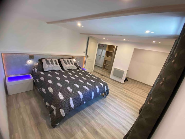 Matandiko mapya ya 160 + chumba cha kuvaa + kabati + radiator