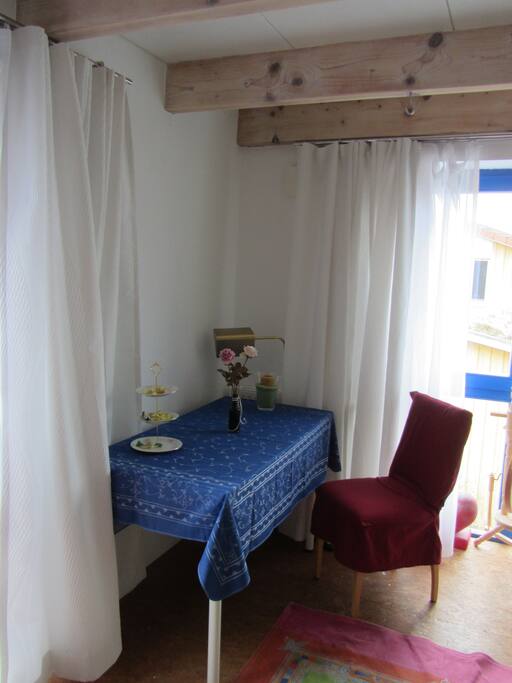 Das Zimmer ist mit Holzbalkendecke ausgestattet und daher sehr wohnlich. Auf Ökofarben etc. wurde WErt gelegt.