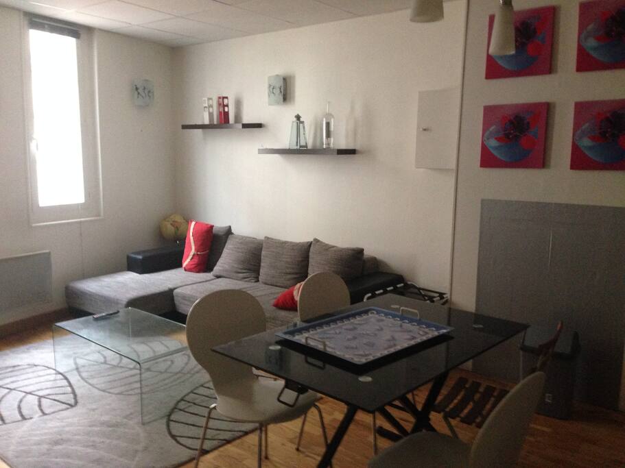 Une banquette lit double dans le salon