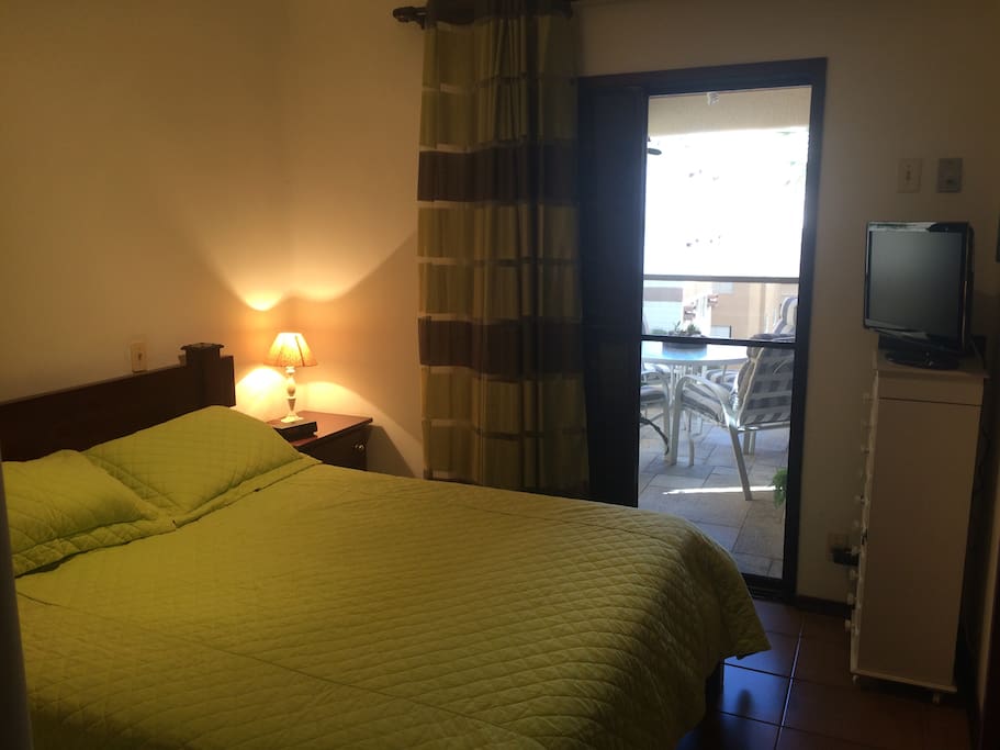 Quarto de casal (suite) com acesso para a varanda
