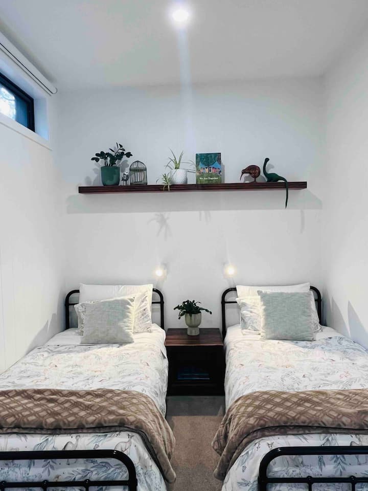 Encontrarás dos camas individuales muy cómodas en el segundo dormitorio.  

¿Viajas con un grupo de 5 personas? Se puede colocar una cama plegable (camilla de campamento súper cómoda) en cualquier dormitorio con solicitud previa para dormir un quinto huésped, ya sea un niño o un adulto pequeño. 