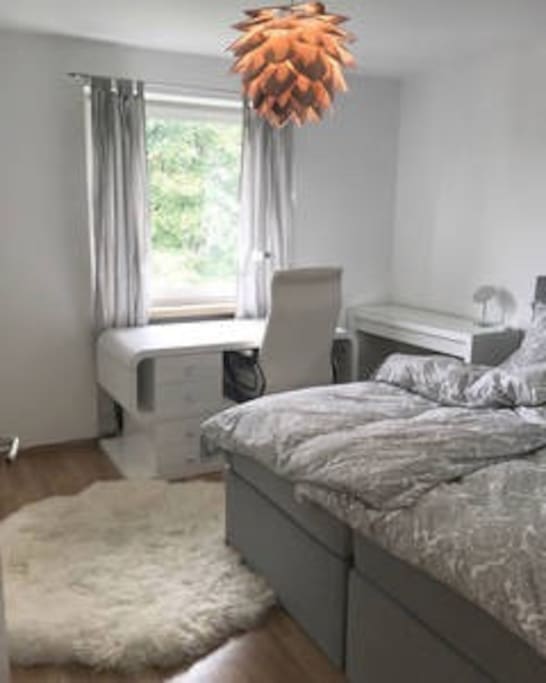 Schlafzimmer 1