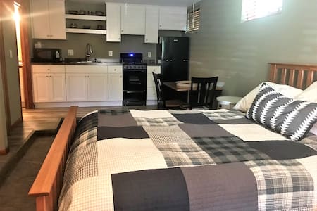 All new studio apartment near UMD