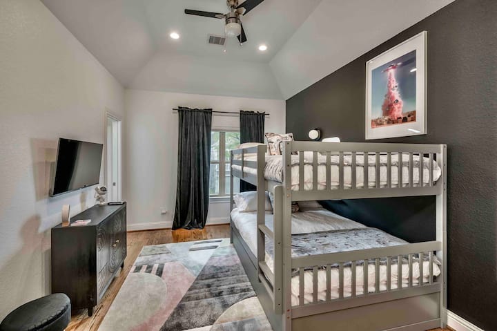 La habitación de la litera tiene cortinas oscuras, televisión de 42pulgadas y una divertida cabeza de Buzz Aldrin para selfies