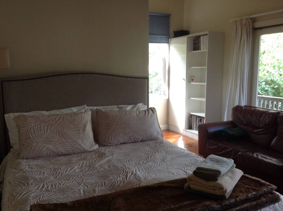 WomatsStudio, your bed with a view and 11am checkouts. One large room accommodates the Queen bed for sleeping, lounges and light food preparation activities.