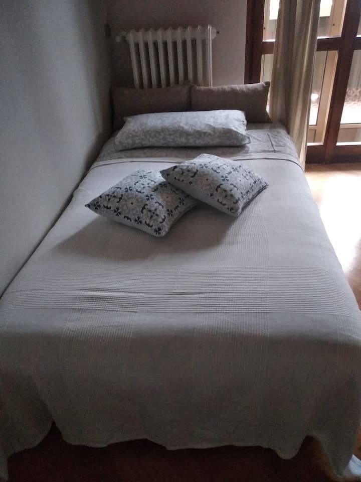 ספה נפתחת למיטה בודדת וחצי