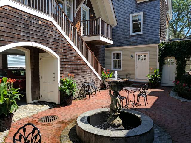 3 Br Condo Downtown Newport – off street parking gallery image 3