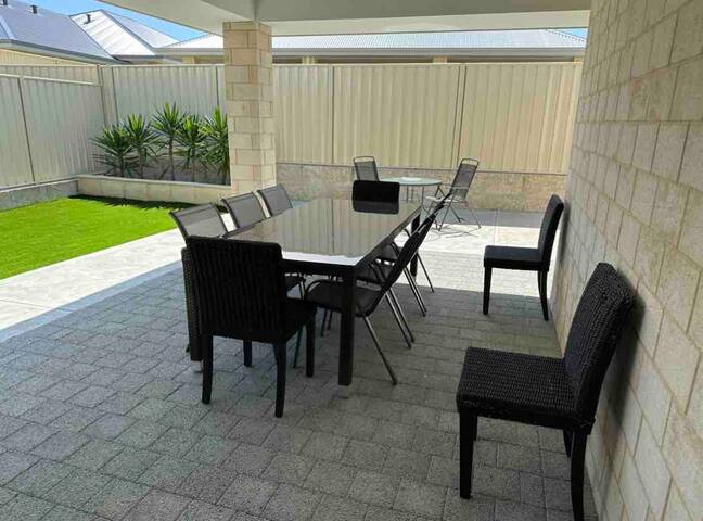 Dunsborough- Stylish 5 Bed, 3 bathroom home gallery image 3