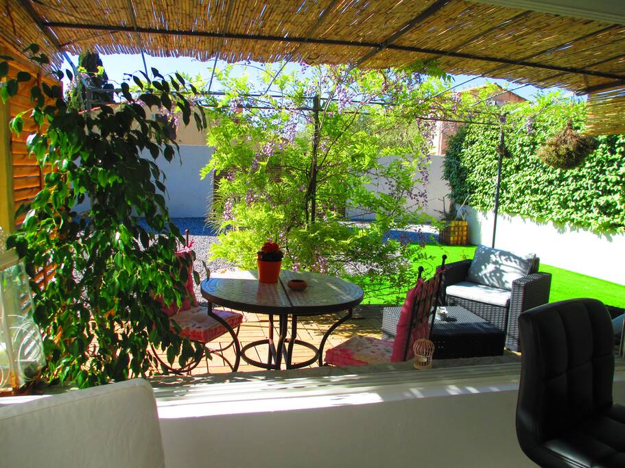 Vue de la véranda vers la terrasse