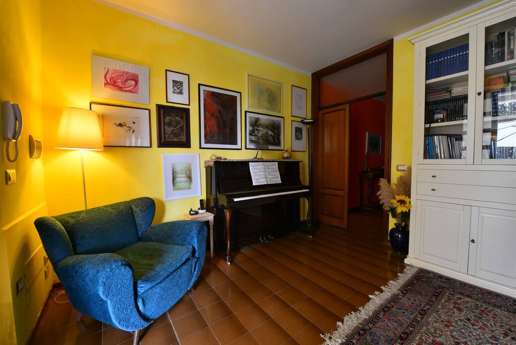 Ingresso della casa al cui piano superiore si trova la camera verde