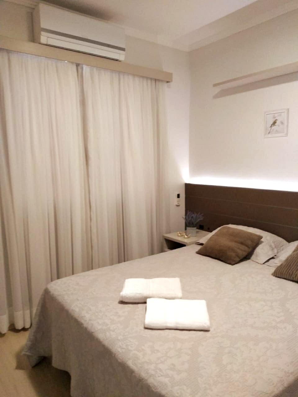 Dvokrevetna soba s bračnim krevetom i klima-uređajem.