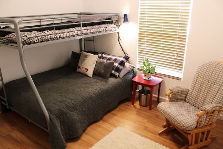 3. spavaća soba, krevet na kat, bračni krevet na dnu, bračni krevet na vrhu