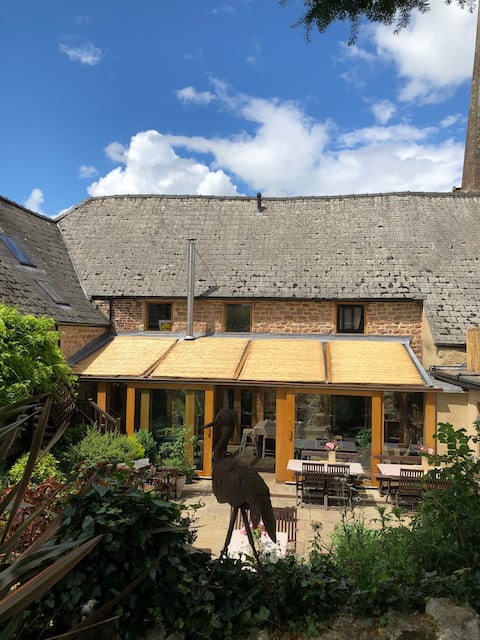 Barn w hot tub, saunas, pool table & cocktail bar