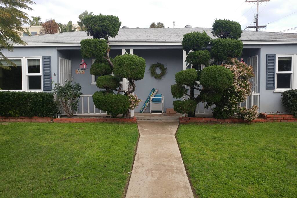 Charming cottage just a five minute walk to the beach and bay. Wifi and Parking.