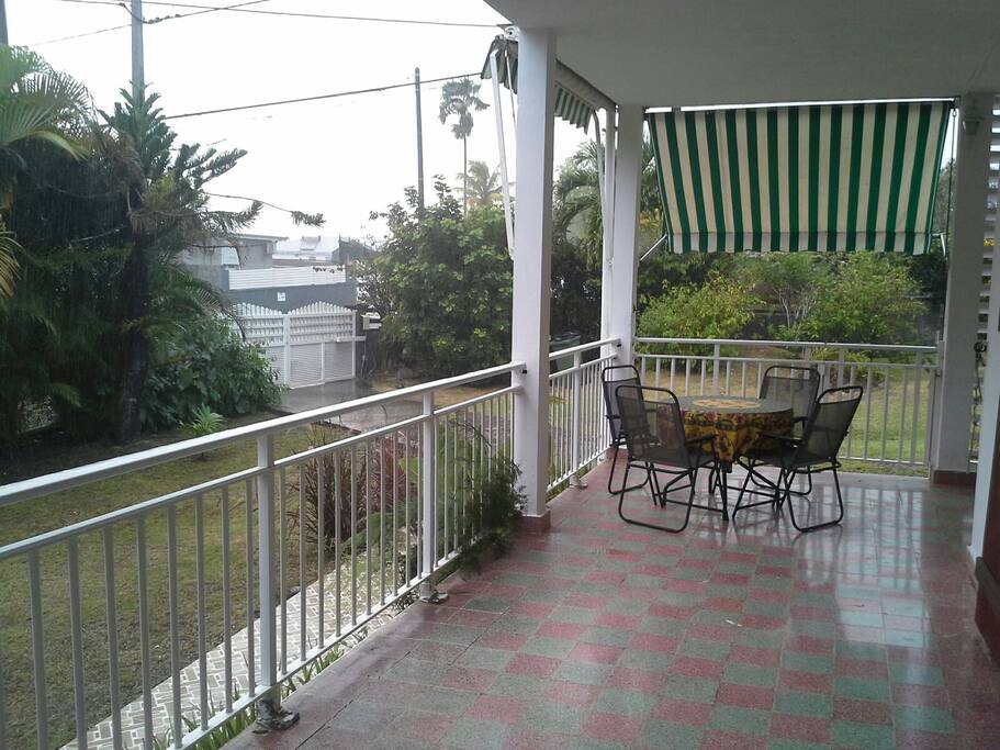terrasse avant de la maison, ensoleillée et face au jardin pour un petit déjeuner en toute tranquillité