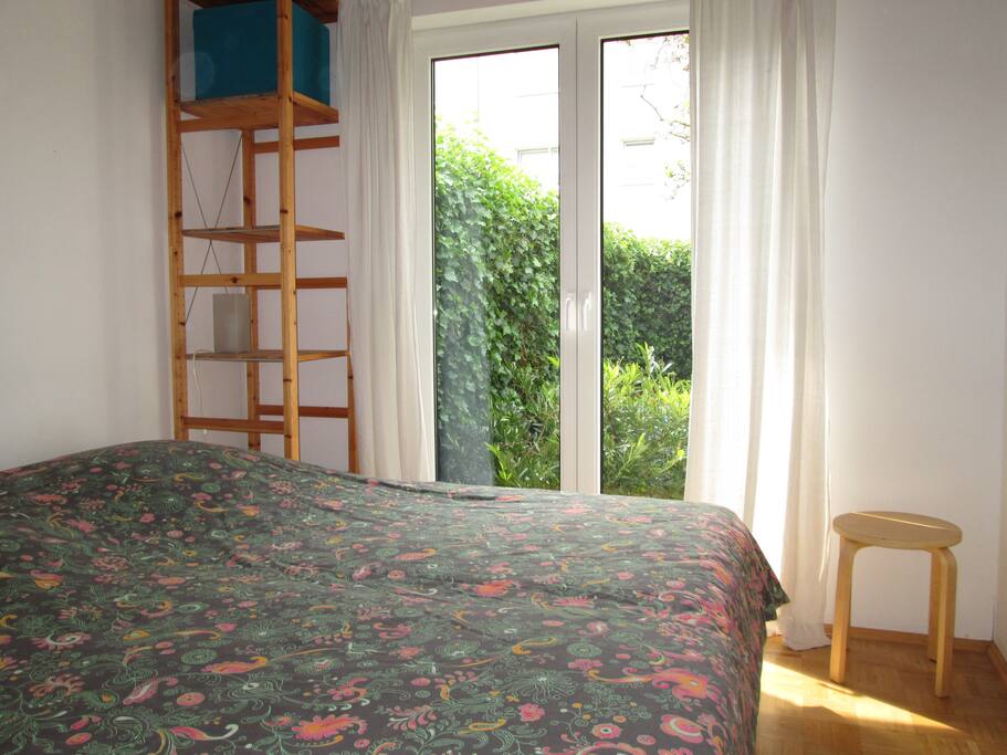 Ruhiges Schlafzimmer mit Blick zum Garten