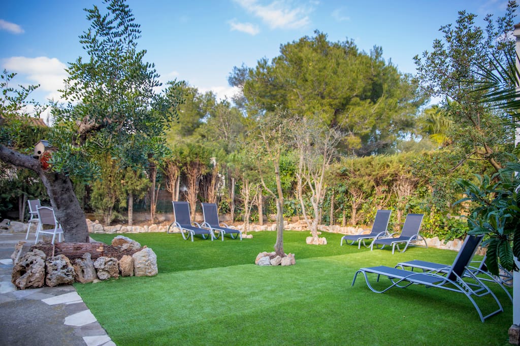 Jardín con 6 hamacas