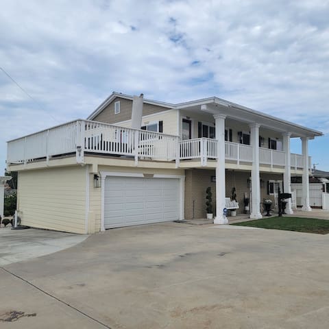 Entertainers craftsman style villa in heart of SD