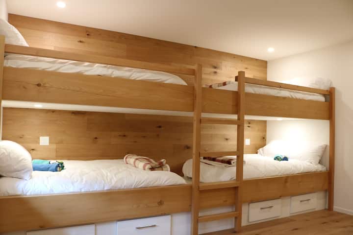 De stapelbedkamer heeft vier tweepersoonsbedden met elk een eigen verlichting en stroom.