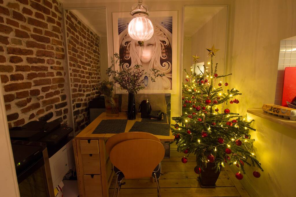Corner place behind the fireplace