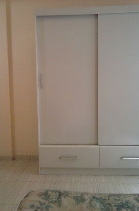 armário novo no quarto com 2 portas de correr e 2 gavetas