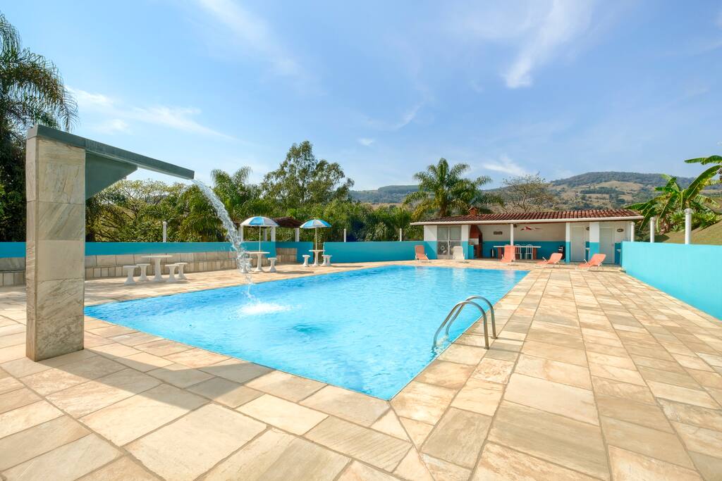 Piscina com cascata