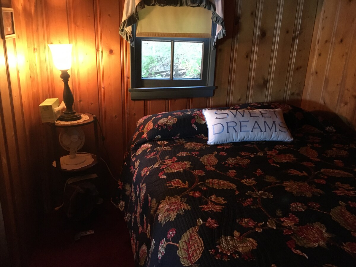  Dormitorio pequeño tamaño queen. Y en ese aire realmente fresco, realmente deberías dormir como si nunca hubieras dormido antes. Nos han dicho que si no fuera por el aire, el lago y la belleza exterior, alguien podría quedarse en esa cama todo el día y simplemente vegetariano. 