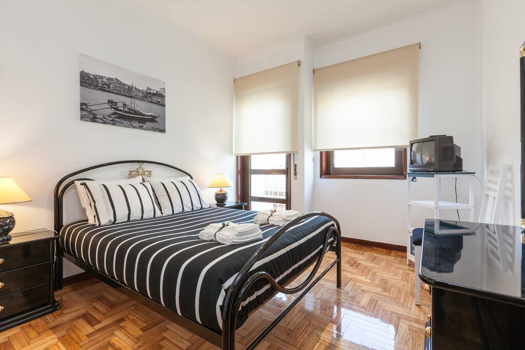 QUARTO COM CAMA DE CASAL