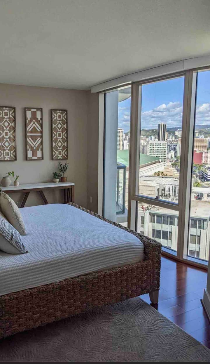 หน้าต่างจากพื้นจรดเพดานในห้องนอนที่ 2 พร้อมรีโมทคอนโทรลอัตโนมัติ