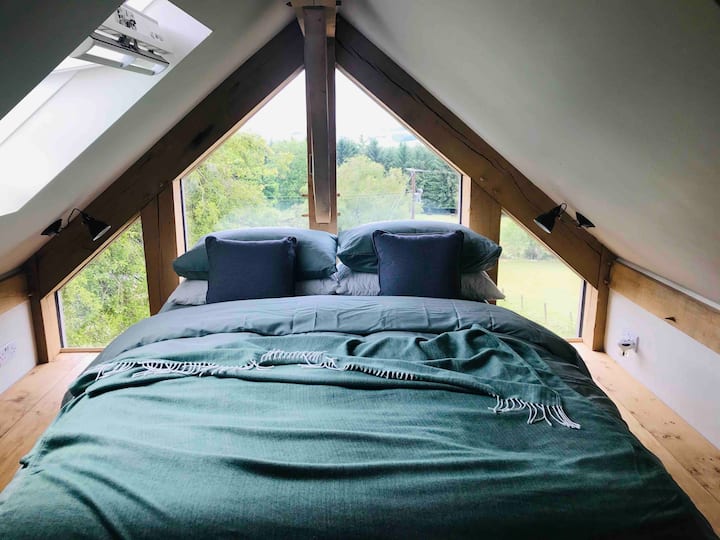 אזור שינה בקומת הביניים