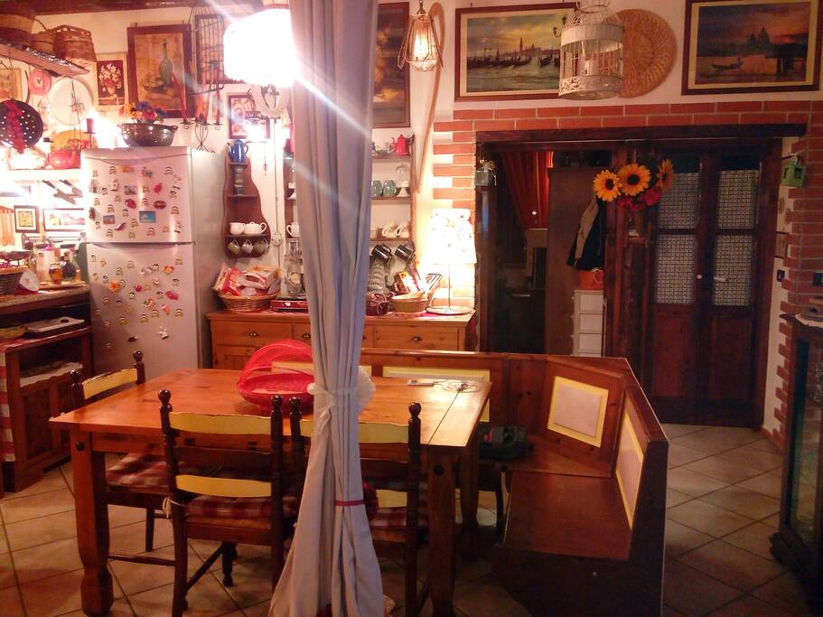 Salone-cucina in comune con noi host