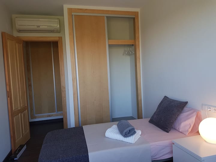 غرفة النوم الثالثة. تحتوي على سريرين مفردين وخزانة ملابس خاصة.  /غرفة نوم ثالثة بسريرين عازبين وخزانة مدمجة. 