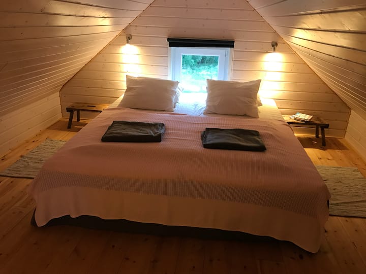 The double bed is in the sleeping loft. Pillows, duvets and blankets are available for all beds in the cottage.

Bed linen (bedding, sheets and towels) can be rented for SEK 50/pers.