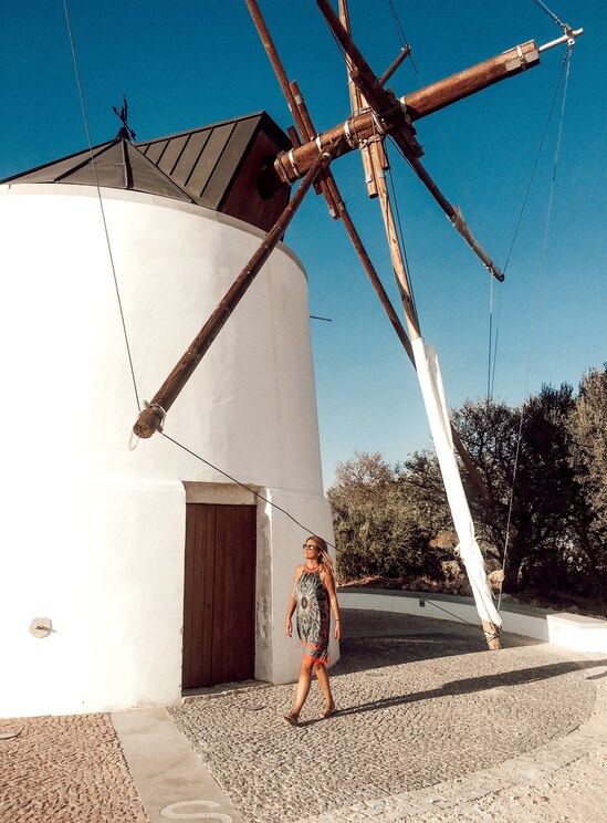 Show full-screen, host-provided image