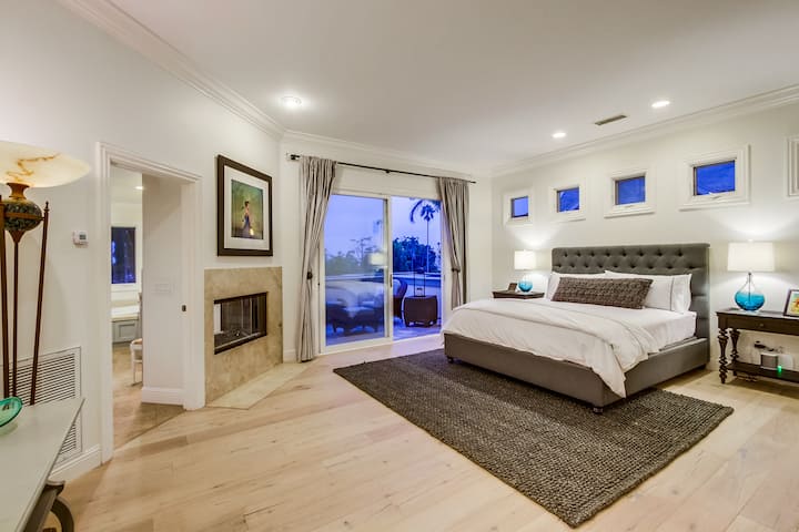 这间华丽的主卧占据了整个房源的整个房间，光线流入这间华丽的主卧室，四周环绕着海景。 