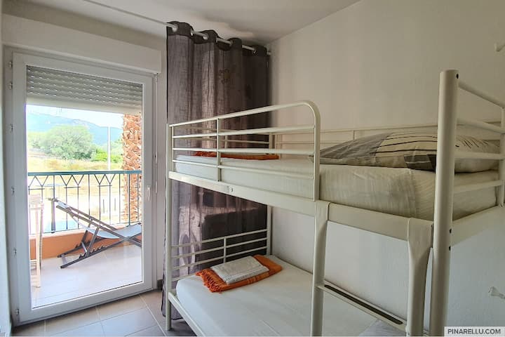 Соба со кревет на спрат и пристап до тераса | Стан Nelly | @pinarellu.com
