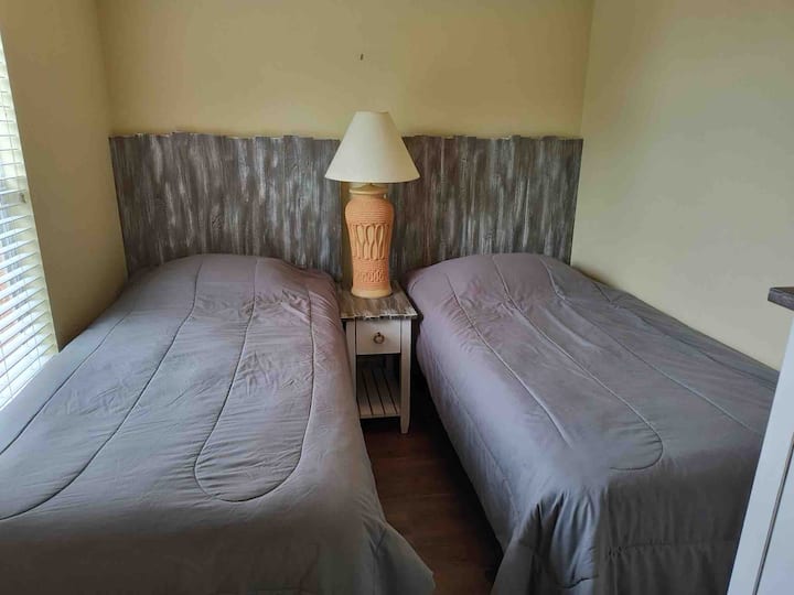 Ორი ერთადგილიანი საწოლი 