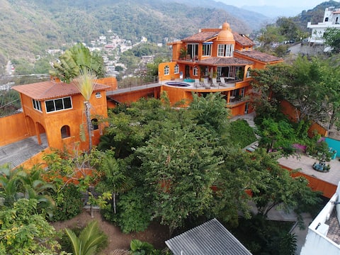 Airbnb con mejor rendimiento: Casa Lorenzo, Lush Landscape, Intown, Privacy en Puerto Vallarta