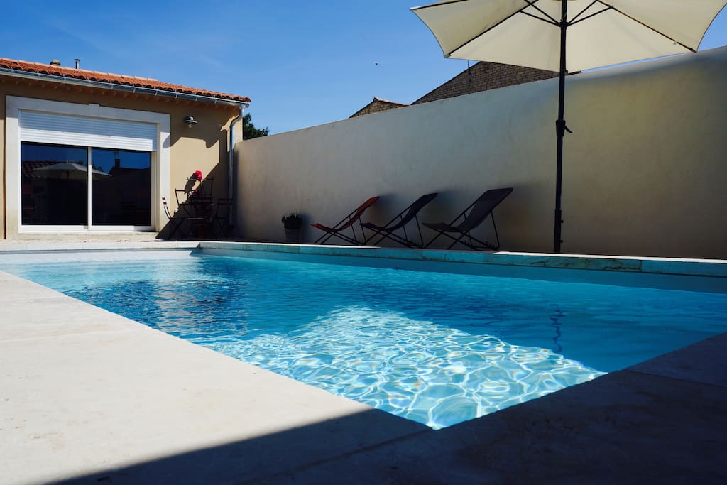Piscine sécurisée 3,5X8m X 1m50 de profondeur avec transats, parasol,
jeux d'eau